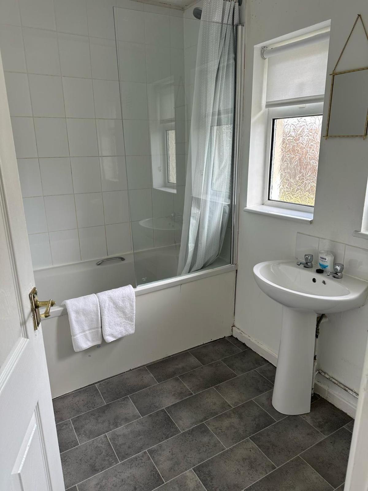 House Number 8 Sleeps Up To 6 People With Smart Tvs In Every Room Wellington  Dış mekan fotoğraf