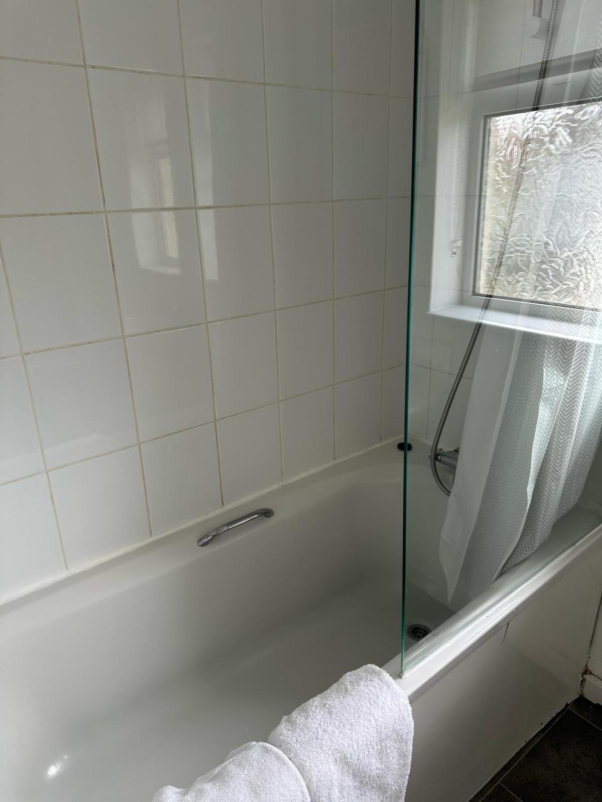 House Number 8 Sleeps Up To 6 People With Smart Tvs In Every Room Wellington  Dış mekan fotoğraf