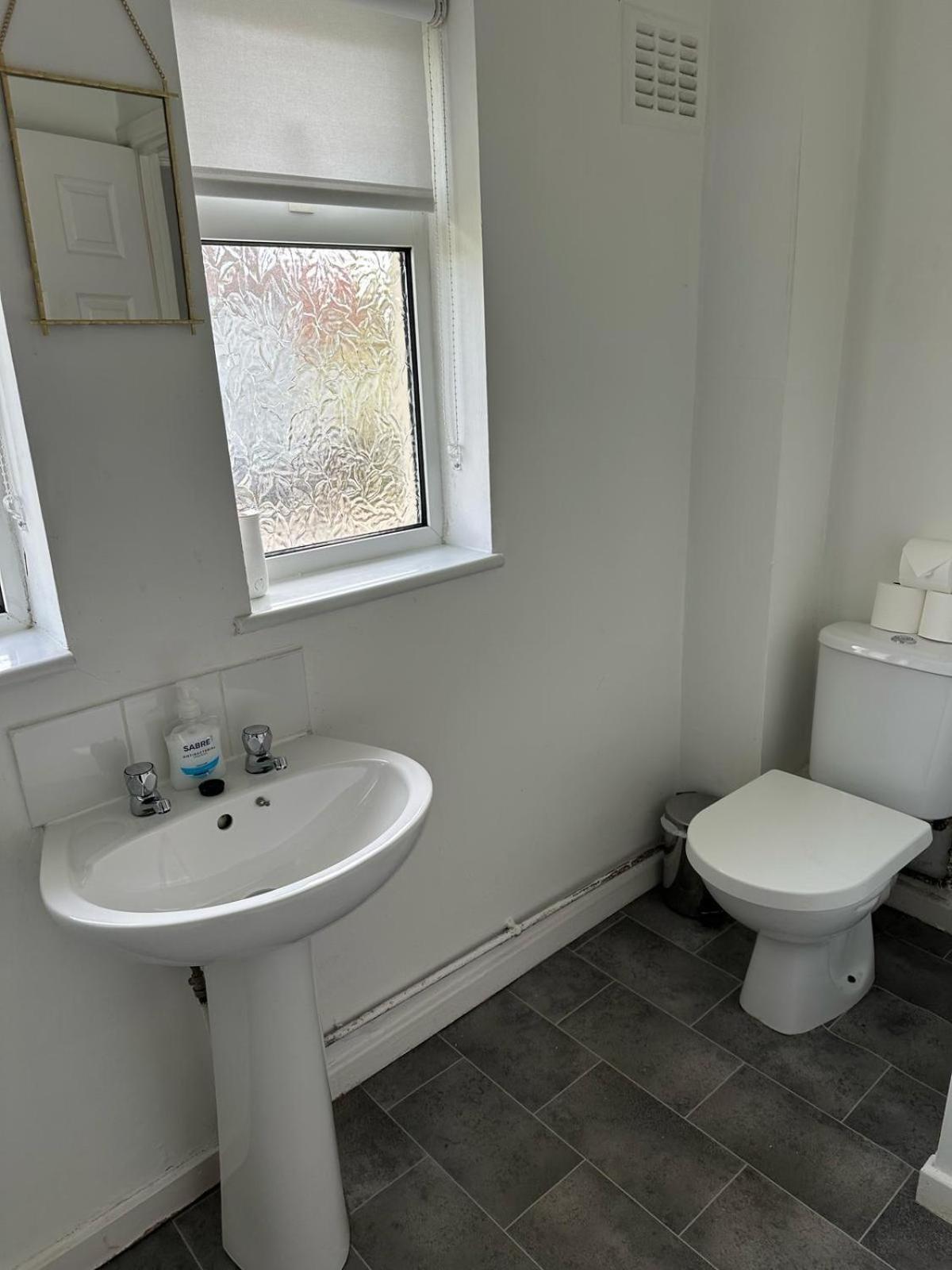 House Number 8 Sleeps Up To 6 People With Smart Tvs In Every Room Wellington  Dış mekan fotoğraf