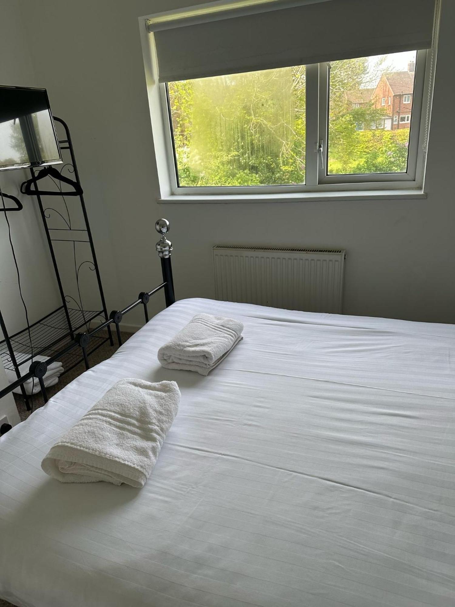 House Number 8 Sleeps Up To 6 People With Smart Tvs In Every Room Wellington  Dış mekan fotoğraf